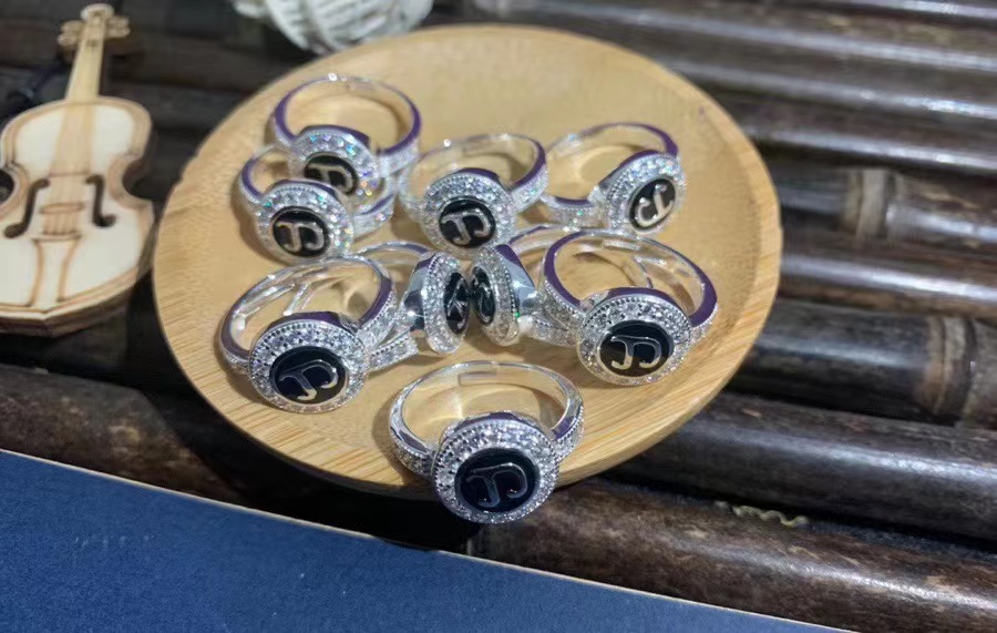 纯银镶钻纳摩戒指 好运